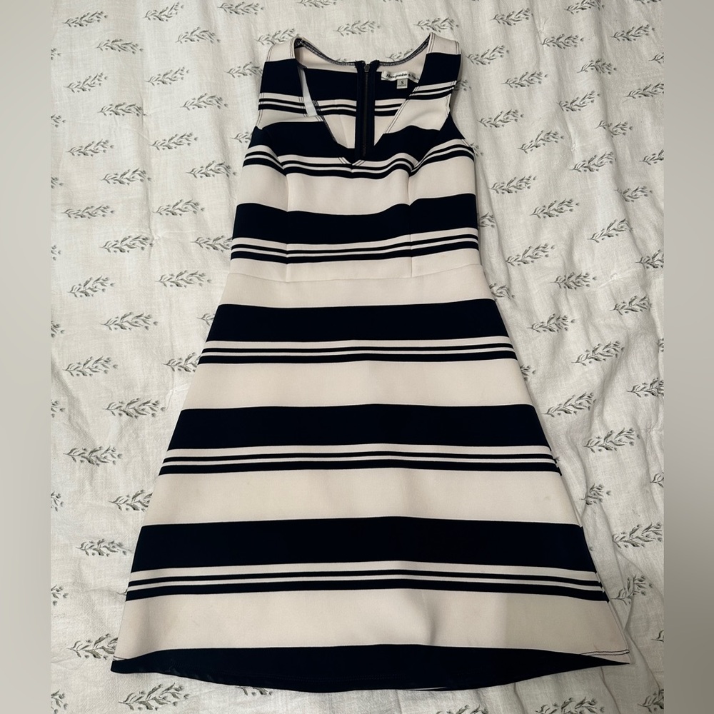 ABERCROMBIE & FITCH navy blue and white yacht dress (size small)